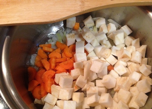 1. Этап. Суп с фасолью и шпинатом: 2. Добавляем нарезанную полу кольцами морковь и сельдерей, нарезанный кубиками. Обжариваем минуты 3-4.