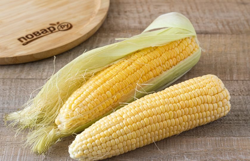 1. Этап. Варёная кукуруза со сливочным маслом: Очистите початки кукурузы от листьев и волокон. Сполосните.
