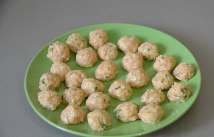 1. Этап. Куриный суп с сырными шариками: Из готового фарша сделайте фрикадельки в виде шариков.