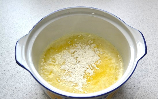 1. Этап. Профитроли с красной икрой: 4. В кипящую воду с маслом всыпьте муку.