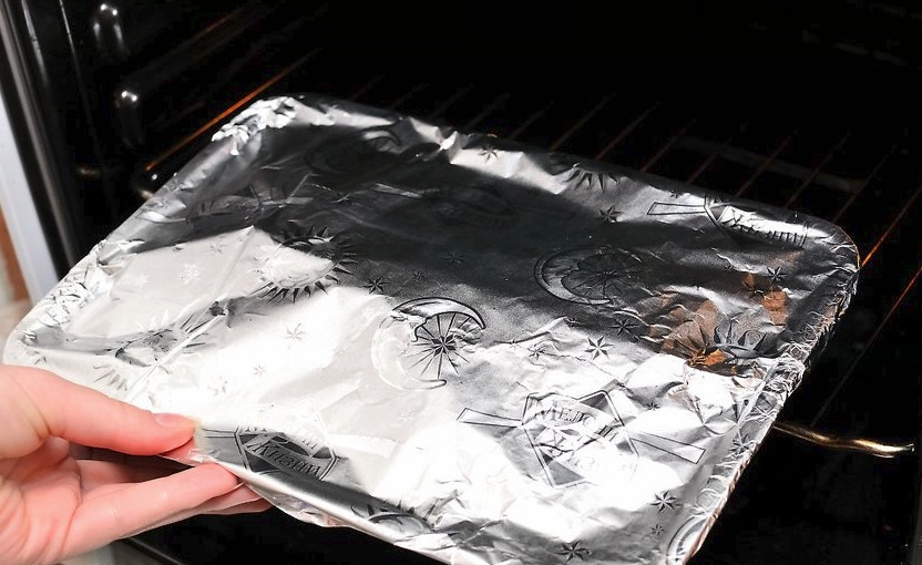 1. Этап. Куриная грудка с грибами: В разогретую до 180 градусов духовку отправьте блюдо на 45 минут.