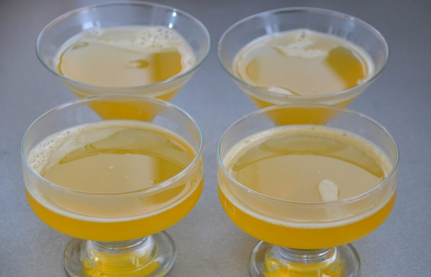 1. Этап. Желе из газировки: Разлейте горячее желе по формочкам и уберите в холод для застывания.