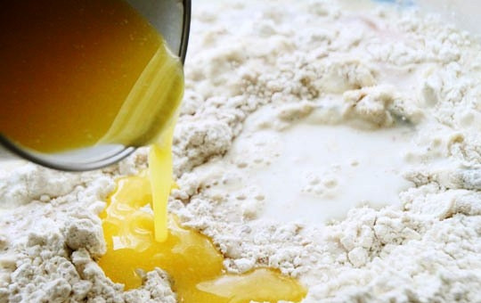 1. Этап. Петух с маковой начинкой: Затем добавляем в мучную смесь растопленное и охлажденное сливочное масло.