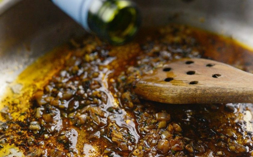 1. Этап. Курица в сливочно-лимонном соусе: 4. После этого влейте сок лимона и вино.