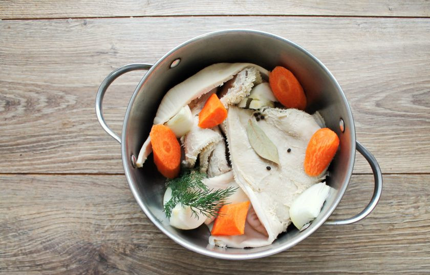 1. Этап. Рубец жареный с луком: Говяжий рубец хорошо промойте, залейте водой и доведите до кипения. Воду слейте, рубец промойте. Залейте рубец чистой водой, посолите, добавьте лавровый лист, зелень, перец горошком, нарезаные морковь и репчатый лук. Варите на среднем огне, после закипания, в течение 1,5-2 часов. Рубец должен стать мягким, достаньте его и остудите.