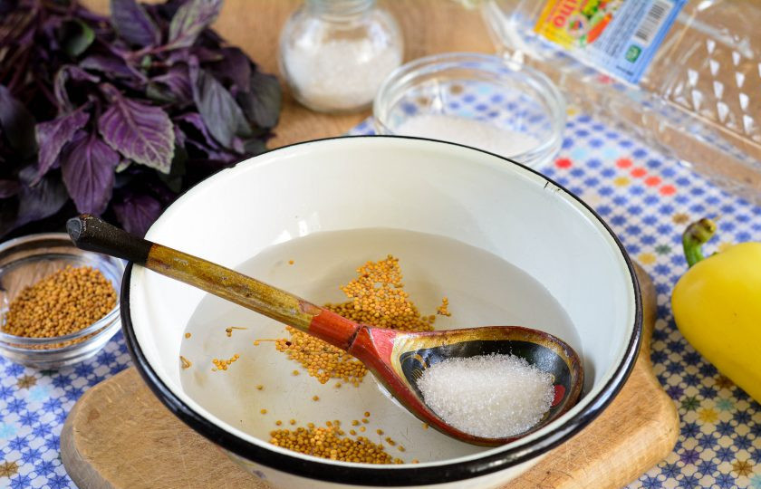 1. Этап. Огурцы Бостон: Сварите маринад из воды, сахара, сол,. горчицы и уксуса. Варите маринад 2-3 минуты.