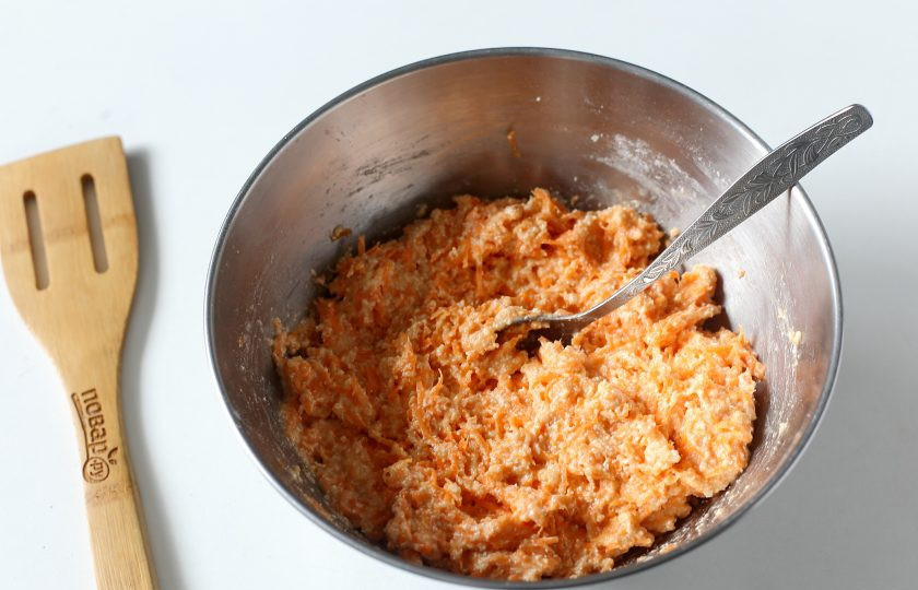 1. Этап. Морковные оладьи с творогом: Масса получается достаточно густая.