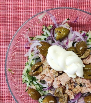 1. Этап. Багет-сэндвич: Смешать отжатые огурцы, тунец, отцеженный лук, оливки и майонез. Посолить. Добавить мелкопорезанную петрушку.