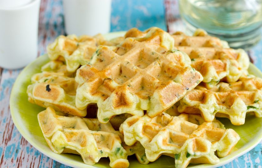 1. Этап. Вафли с курицей и зелёным луком: Подавайте вафли с курицей и зелёным луком к столу горячими или тёплыми. Приятного аппетита!