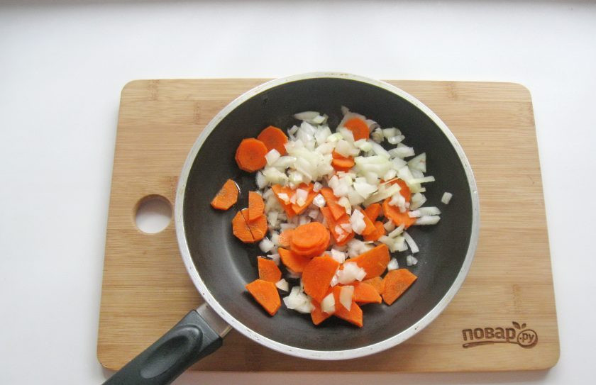 1. Этап. Рассольник с помидорами: Морковь и репчатый лук очистите, помойте и нарежьте. Выложите в сковороду.