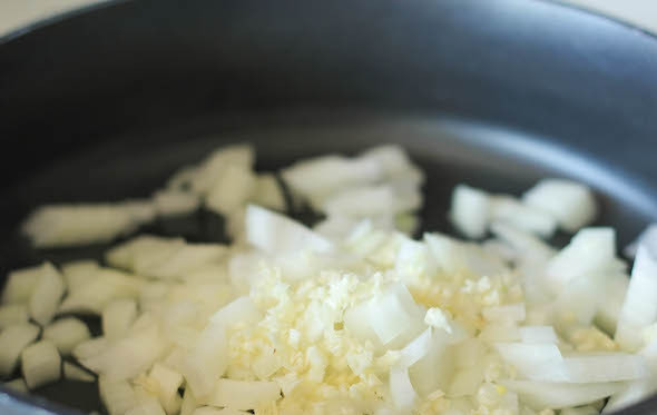 1. Этап. Паста Альфредо с запеченным перцем: 1. На сковороде разогрейте растительное масло и выложите измельченный лук и чеснок. Параллельно в подсоленной воде отварите макароны.