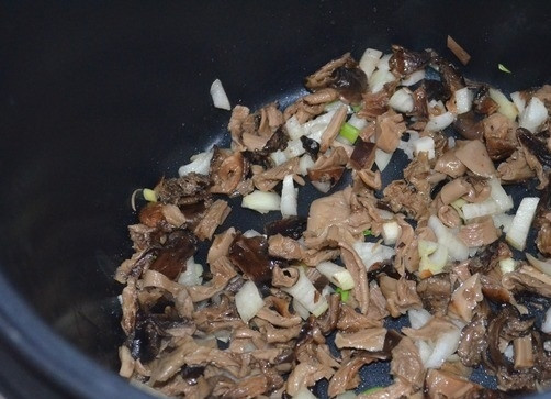 1. Этап. Грибные щи: 3. Отваренные грибы нарезаем небольшими кусочками, 1 луковицу моем и нарезаем. Морковь моем и натираем на крупной терке. В кастрюле с добавлением подсолнечного масла обжариваем лук, грибы, морковь и квашенную капусту. Жарим 7 минут. Заливаем мясным и грибным бульоном, варим 20-30 минут, солим и перчим по вкусу.