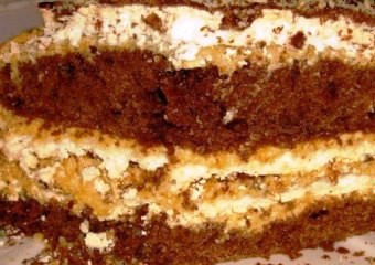 1. Этап. Торт Лакомка: 7. Делаем крем. Для этого растапливаем сливочное масло и добавляем в него вареную сгущенку. Промазываем коржи получившимся кремом сверху и по бокам тортика также, обсыпаем миндальными орешками. Можно оставить тортик для лучшей пропитки на ночь или можно есть сразу, все равно торт будет очень вкусным! Приятного аппетита!