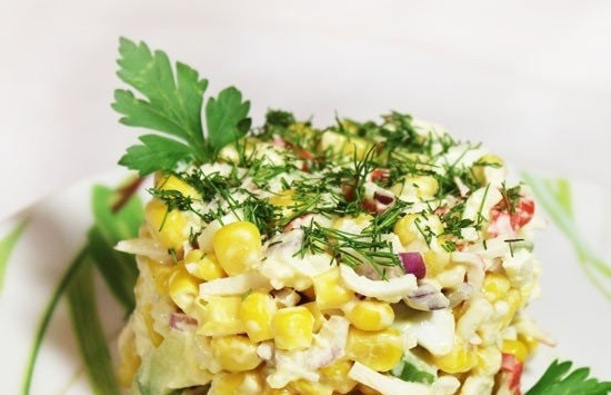 1. Этап. Салат с крабовыми палочками и рисом: 3. Добавляем в салатницу все остальные ингредиенты, солим и заправляем майонезом, перемешиваем, оставляем на 30-40 минут. Придаем необходимую форму и украшаем при подаче салат зеленью. Приятного аппетита!