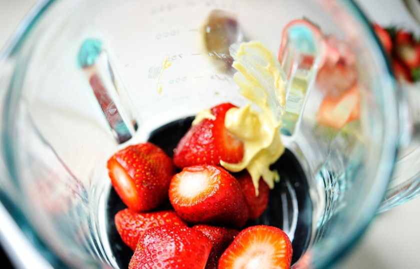 1. Этап. Клубнично-бальзамическая заправка: 2. Выложите в чашу блендера клубнику и горчицу.