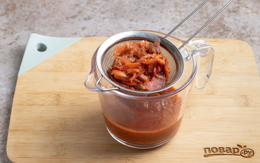 1. Этап. Соус Демиглас из овощей: Перетрите через сито содержимое формы для запекания, тщательно отжимая овощи.