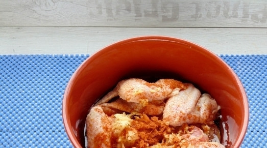 1. Этап. Маринад для крыльев на мангале: Теперь всыпьте перец и соль по вкусу. Измельчите чеснок, его также добавьте. Оставьте крылья в маринаде на 4 часа в холодильнике. А потом готовьте!