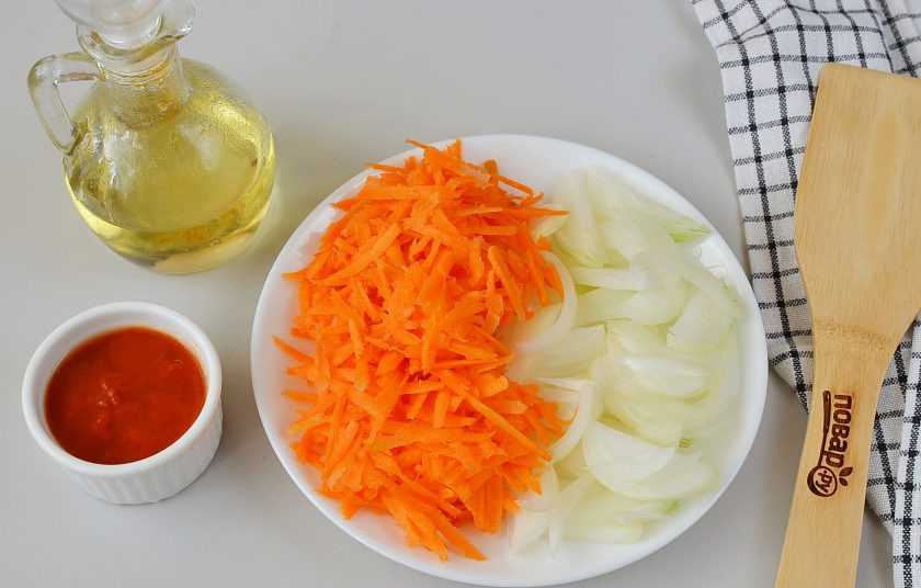 1. Этап. Борщ из маринованной свеклы: Порежьте тонко лук и натрите на крупной терке морковь.