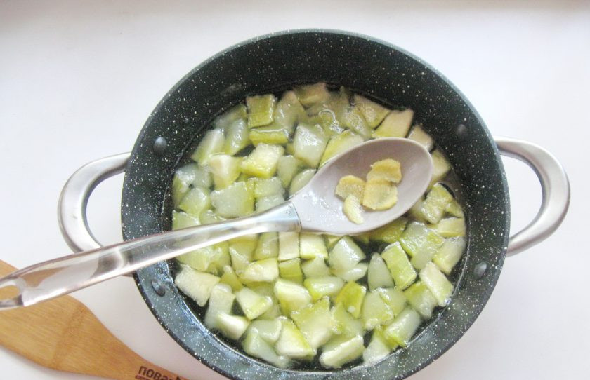 1. Этап. Варенье из дыни с имбирем: Добавьте имбирь и лимонную кислоту в кастрюлю с вареньем.