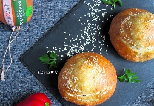 1. Этап. Салат с колбасой в булочке: Накройте верхушками, слегка прижмите.