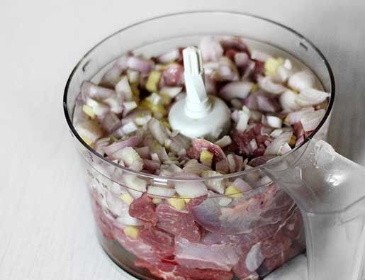 1. Этап. Тефтели под томатным соусом: 4. Отправить все в чашу комбайна или пропустить через мясорубку.