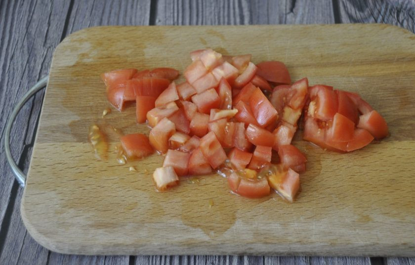 1. Этап. Яхния из курицы: Помидор порежьте кубиком.