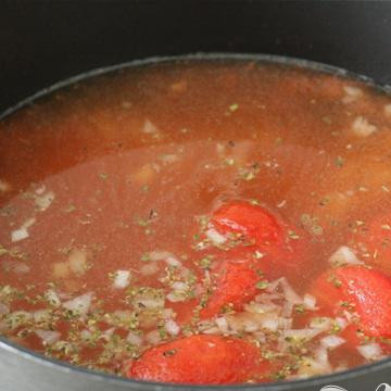 1. Этап. Суп с пельменями: Добавьте томаты и при правьте солью и перцем по вкусу. Деревянной лопаткой слегка раздавите томаты.