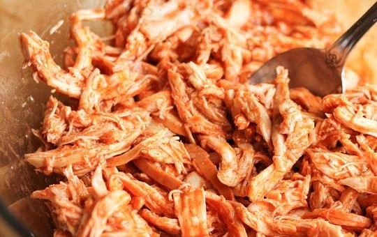 1. Этап. Куриная лазанья: 8. Перемешайте мясо с соусом и по необходимости добавьте еще соль, перец.