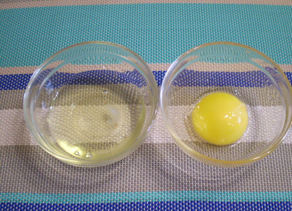 1. Этап. Булочки с вареньем: 3. Яйцо разделите на желток и белок. Желток оставьте для смазывания булочек, а белок добавляем в молоко.