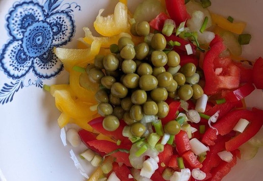 1. Этап. Салат Ворожея с тунцом и черносливом: Добавляем порезанный колечками зелёный лук и консервированный зелёный горошек.