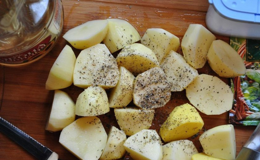 1. Этап. Запеченный картофель с фрикадельками: Картофель почистите, промойте и нарежьте на 4 или 8 частей. Потом перемешайте его с прованскими травами, маслом, солью и перцем. Переложите картошку в глубокую форму для выпечки.