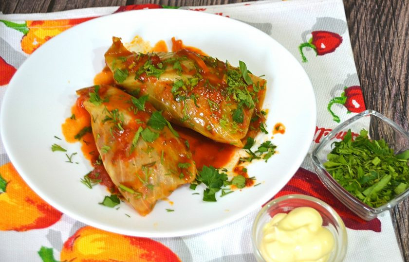 1. Этап. Голубцы по-цыгански: Подавайте голубцы по-цыгански со сметаной или майонезом. Можно сделать для них гарнир из картофельного пюре. Голубцы получились очень вкусными, от души рекомендую попробовать приготовить!