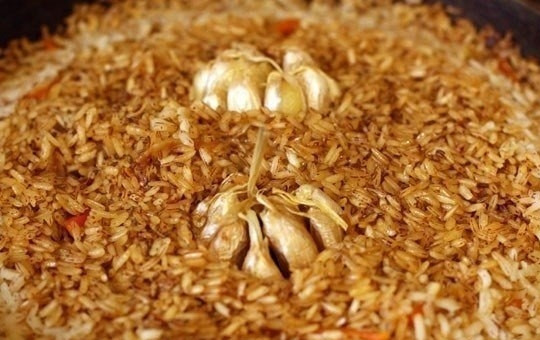 1. Этап. Плов на сковороде: Оставляем плов на 20-25 минут до полного приготовления. Готовый плов выкладываем на тарелки и украшаем чесноком. Приятного аппетита!