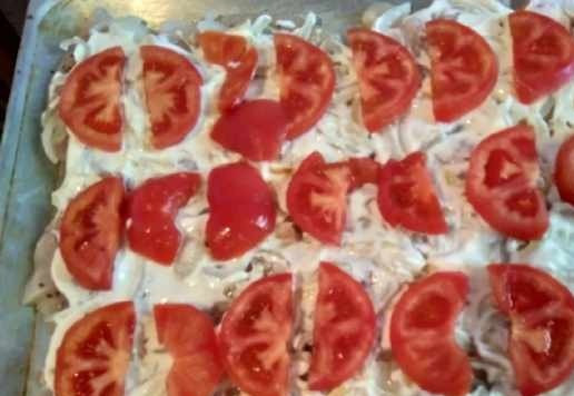 1. Этап. Курица запечённая с помидорами и сыром: Помидоры очистить от шкурки: сделать крестообразные надрезы, подержать в кипятке минутку и снять кожицу с помидоров. Нарезать полукольцами и разложить поверх лука.