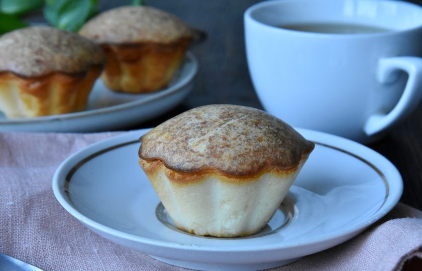 1. Этап. Протеиновые кексы: После выпекания дайте кексам слегка остыть в формах, после чего извлеките.