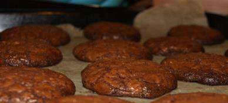 1. Этап. Самые шоколадные печенья: Формируем из теста печенье, выкладываем его на пергаментную бумагу, выпекаем при 180 гр. 15 минут.