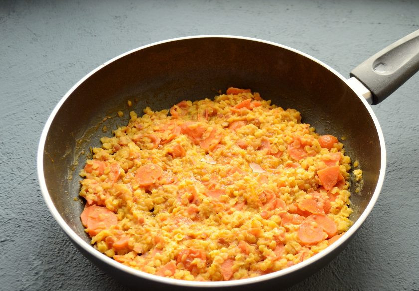 1. Этап. Дал из красной чечевицы: Готова чечевица будет примерно через 15 минут. В конце выжмите из лимона 1-2 столовых ложки сока и перемешайте все.