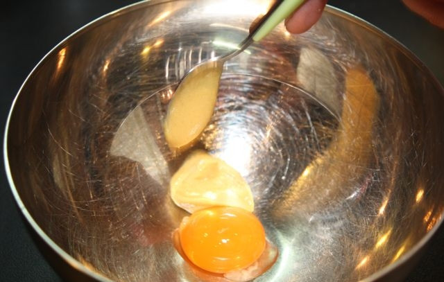 1. Этап. Заправка для Цезаря с креветками: 2. Добавьте горчицу. Это может быть как обыкновенная, так и в французская в зернах, если она вам больше по вкусу.