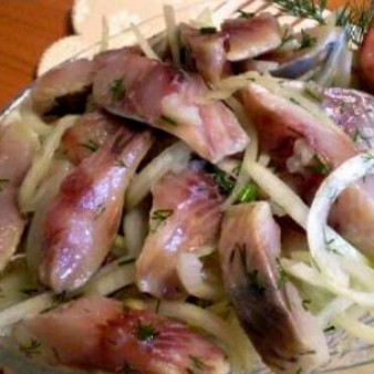 Маринованная сельдь с луком