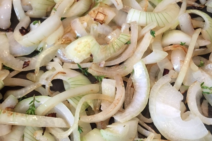 1. Этап. Паста с ореховым соусом: 1. Очистите и нарежьте полукольцами лук. Разогрейте сковороду с оливковым маслом и выложите лук. Добавьте крупно порезанные веточки тимьяна, обжаривайте лук около 5 минут.