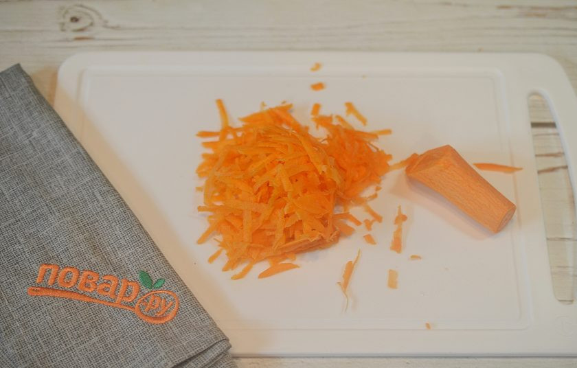 1. Этап. Салат из тофу: 5. Морковь почистите и натрите на терке.