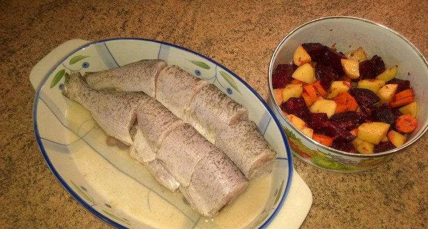 1. Этап. Щука в соусе карри с овощами: 2. Рыбу разрежьте на порционные куски, посолите, поперчите. Выжьмите сок из лимона, замаринуйте в нем рыбу. Оставьте на 20 минут. За это время некрупно, произвольно порежьте овощи, кроме лука и чеснока. Посолите, посыпьте специями для овощей, натрите туда же чеснок на мелкой овощной терке. Все перемешайте, дайте постоять 10 минут.