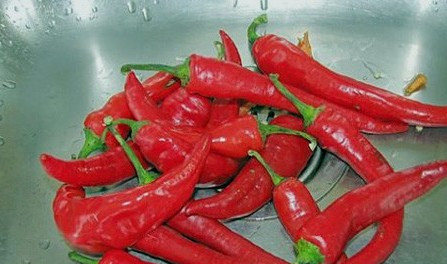 1. Этап. Аджика на зиму: Итак, надеваем обязательно перчатки и первым делом промываем острый перец и отрезаем у него плодоножки, очищать от семян не обязательно.