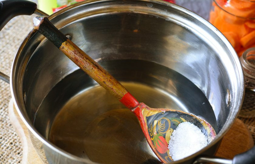 1. Этап. Консервированная морковь на зиму: Сварите маринад из воды, соли, сахара и уксуса.