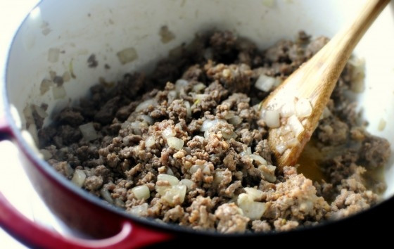 1. Этап. Лазанья Барилла: 3. Жарьте на среднем огне, постоянно помешивая, чтобы не было крупных кусочков фарша.