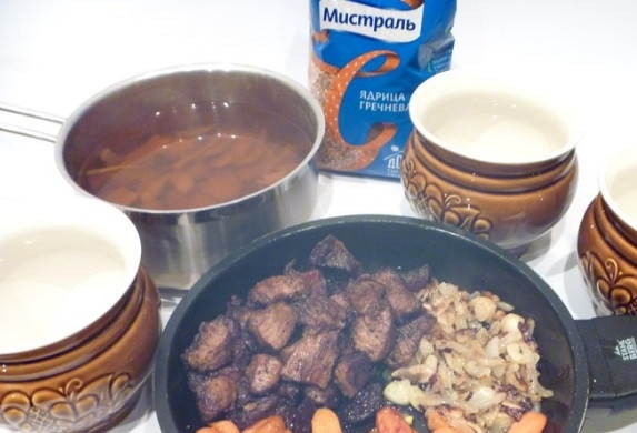 1. Этап. Сушеные грибы в горшочках: Обжарьте овощи в масле до румяности. Затем на этом же масле обжарьте мясо кусочками. Посолите его и поперчите.