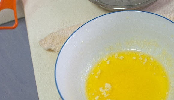 1. Этап. Простой шоколадный бисквит: 8. В миску выложите сливочное масло, отправьте его в микроволновую печь и растопите. Либо растопите масло в сотейнике на плите.