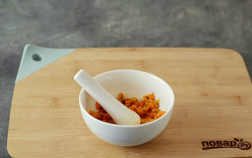 1. Этап. Чай с шиповником и облепихой: Облепиху переберите, половину раздавите пестиком или вилкой, чтобы она пустила сок.