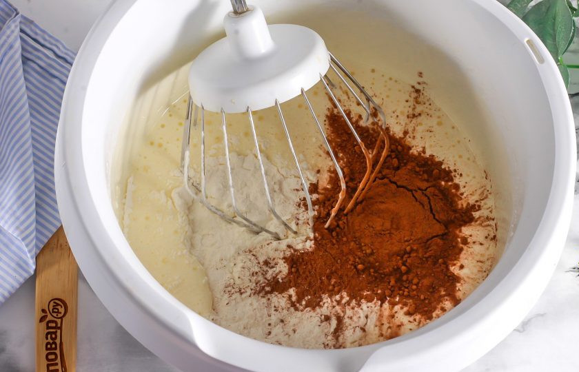 1. Этап. Десерт Панчо в стакане: Затем всыпьте в емкость какао-порошок и пшеничную муку, Аккуратно вмешайте их в яичную массу, но не взбивайте.