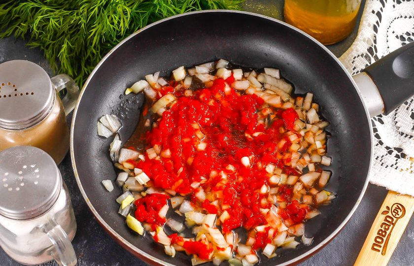 1. Этап. Пичи: Добавьте молотый чеснок, соль и пасту из помидоров или из перца. Потушите примерно 1-2 минуты.